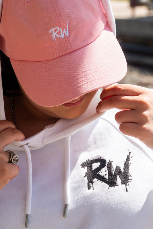 Casquette RW Rose - Logo Brodé Premium ReloopWear.  Fabrication à la demande. Livraison estimée 7 à 10 jours.