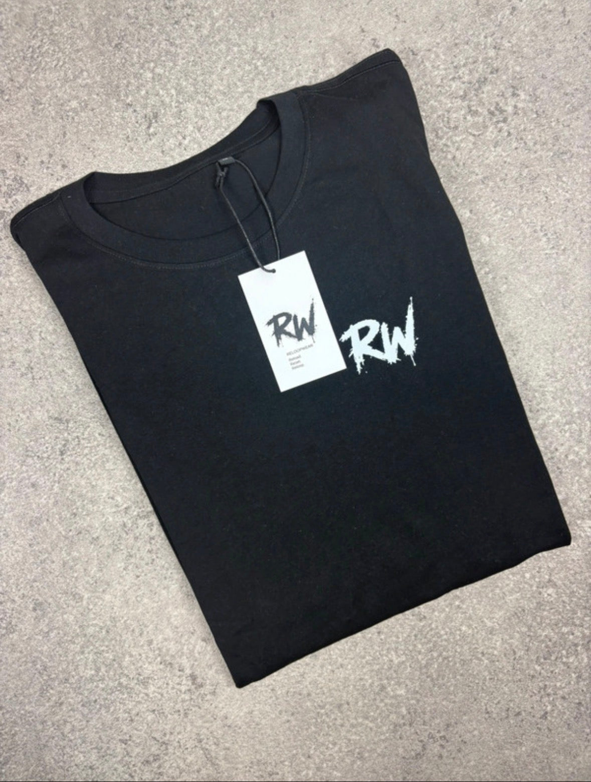 T-shirt Unisexe RW Couleur Noir Essential Tee. Fabrication à la demande. Livraison estimée 8 à 10 jours.