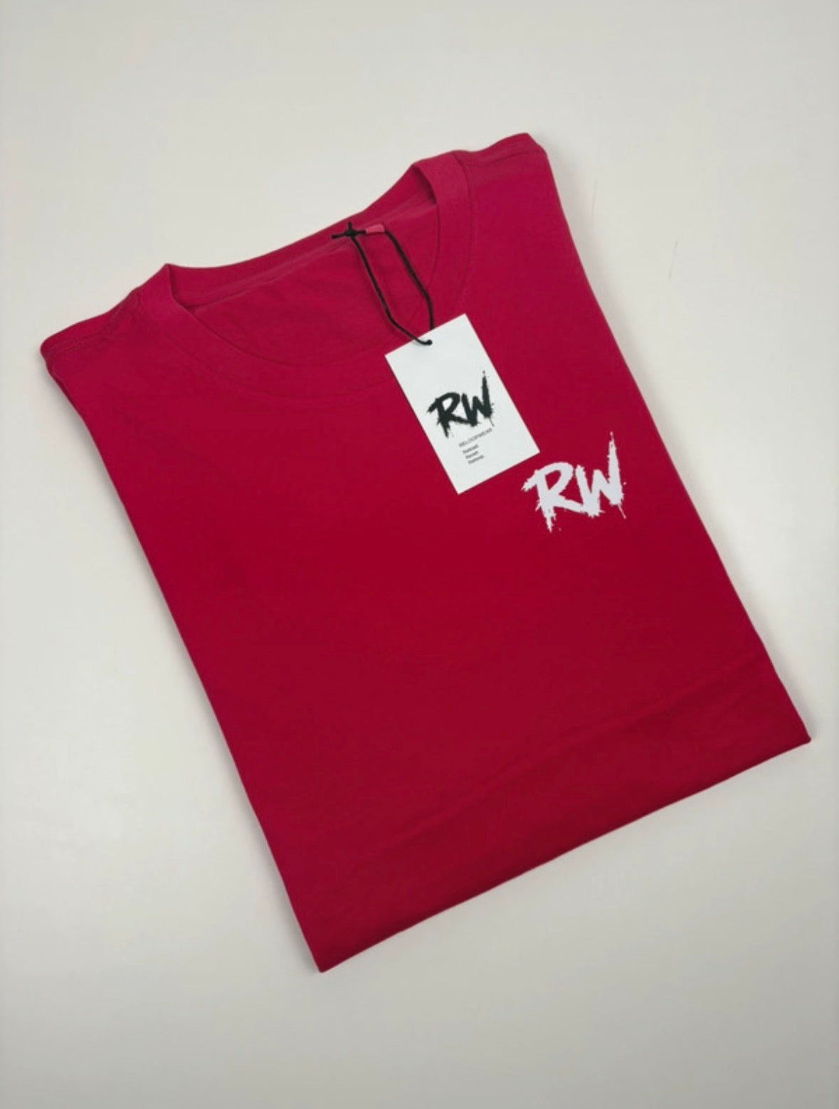 T-shirt Unisexe RW Couleur fuchsia Essential Tee. Fabrication à la demande. Livraison estimée 8 à 10 jours.