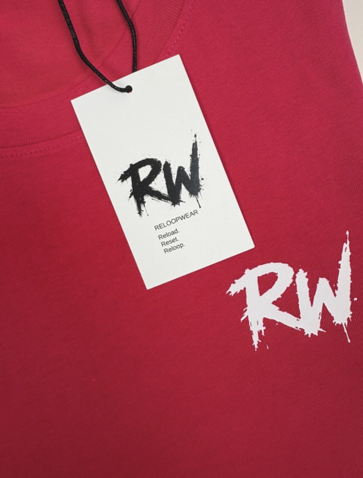 T-shirt Unisexe RW Couleur fuchsia Essential Tee. Fabrication à la demande. Livraison estimée 8 à 10 jours.