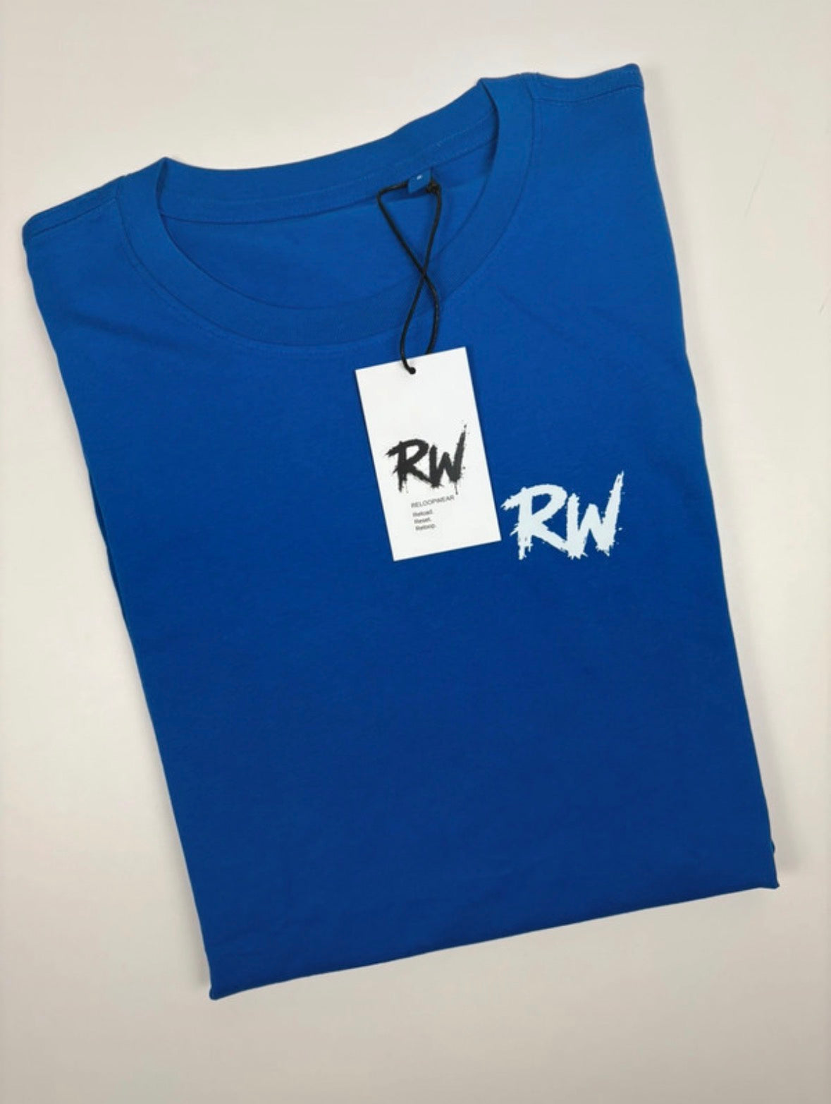 T-shirt Unisexe RW Couleur Bleu Saphir Essential Tee. Fabrication à la demande. Livraison estimée 8 à 10 jours.