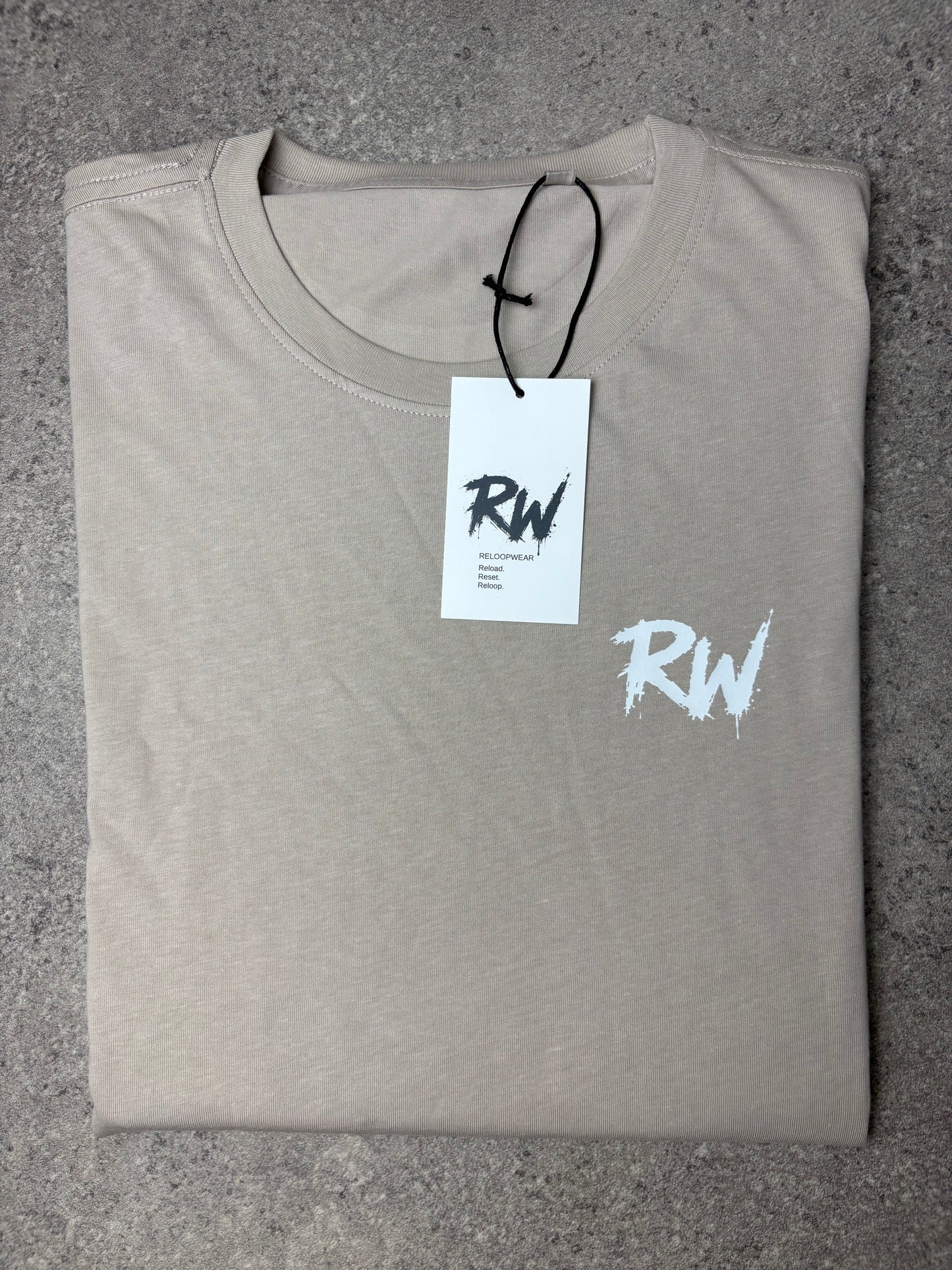 T-shirt Unisexe RW Couleur Beige Essential Tee. Fabrication à la demande. Livraison estimée 8 à 10 jours.