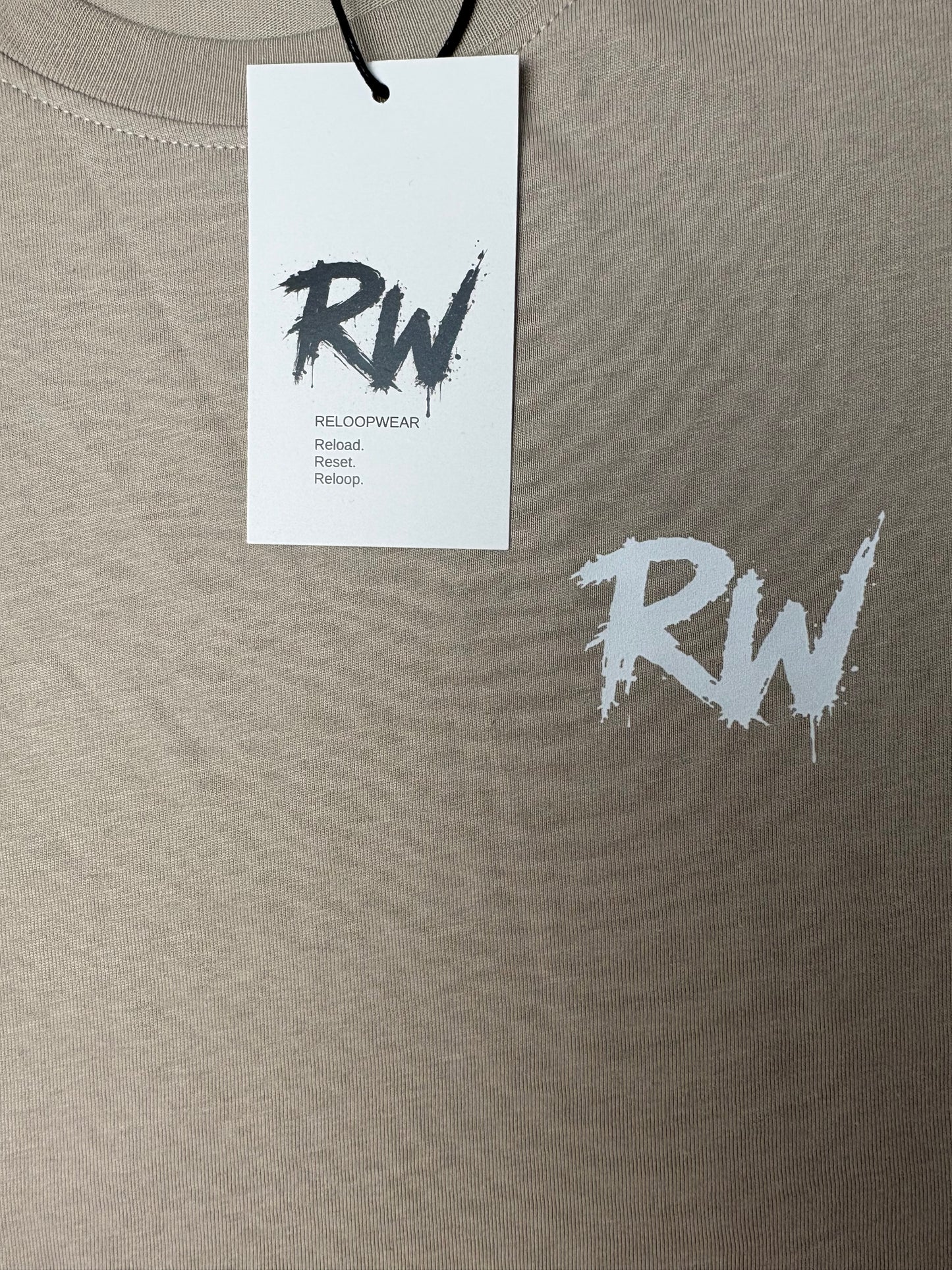 T-shirt Unisexe RW Couleur Beige Essential Tee. Fabrication à la demande. Livraison estimée 8 à 10 jours.