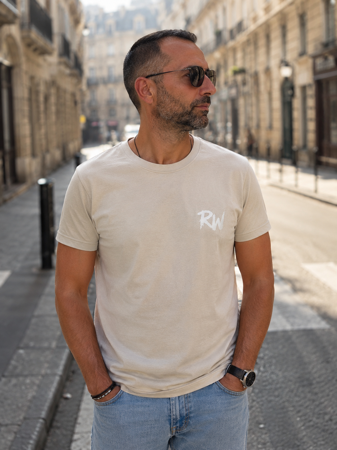 T-shirt Unisexe RW Couleur Beige Essential Tee. Fabrication à la demande. Livraison estimée 8 à 10 jours.